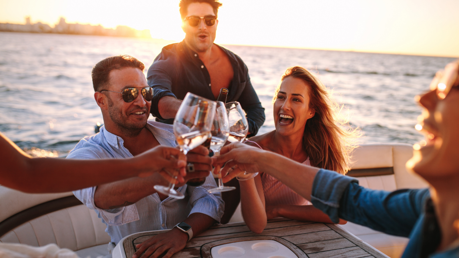 Lancha de luxo para festas no Rio de Janeiro — Party Boat Experience Vetor Experience